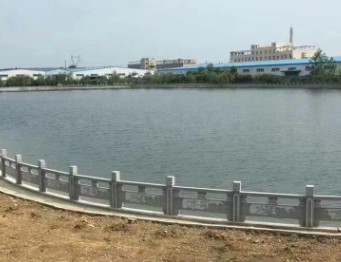 隔離湖邊石欄桿