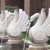 供應(yīng)現(xiàn)貨黃銹石噴水天鵝 水景小品 園林景觀雕塑 玻璃鋼雕塑